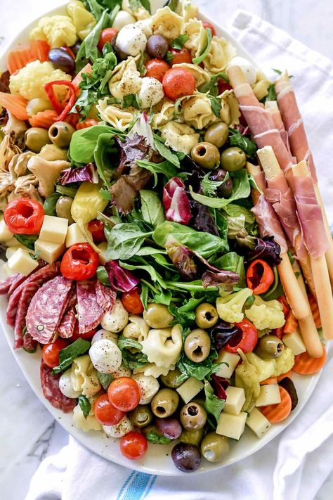 How to Make an Awesome Antipasto Salad Platter | foodiecrush.con Antipasto Salad Recipe, Antipasto Recipes, Salads For A Crowd, Antipasto Salad, Resep Salad, Decorações Com Comidas, Antipasto Platter, Large Salad, Salad Pasta