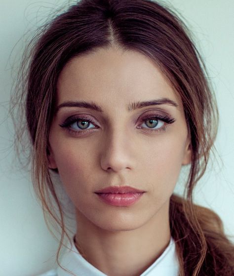 Angela Sarafyan was born June 30, 1983. She is a 5' 8" Armenian American actress and is sometimes credited as Angela Sarafian. She portrays Clementine Pennyfeather on the HBO series Westworld. Armenian Women, Angela Sarafyan, Armenia, Girl Face, Beautiful Eyes, Pretty Face, Woman Face, Celebrities Female, Blue Eyes