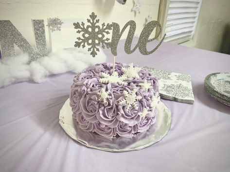 Winter Onederland Birthday Party Blue And Purple, Purple Winter Onederland Party, Purple Snowflake Cake, Winter Onederland Party Girl Purple, Winter Wonderland Smash Cake, Winter Onederland Party Food, Winter Onederland Smash Cake, Winter Onederland Birthday Cake, Onederland Smash Cake