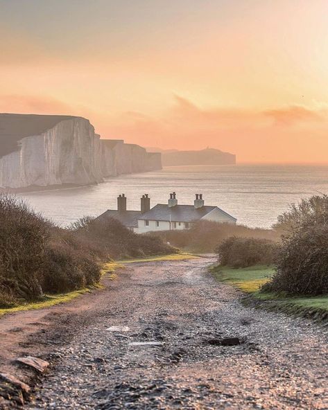 We LOVE England🇬🇧🏴󠁧󠁢󠁥󠁮󠁧󠁿’s Instagram photo: “Seven Sisters, East Sussex✨ Beautiful photo by @kienanconnolly #weloveengland #photosofengland #photosofbritain #sevensisters #eastsussex…” Port Town, Seven Sisters, January 15, Countries Around The World, East Sussex, English Countryside, England Travel, Heaven On Earth, Inspirational Pictures