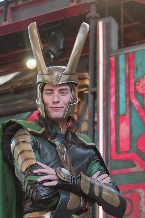 Disneyland Loki, Loki Marvel, Tom Hiddleston Loki, Pixie Dust, Tom Hiddleston, Loki, Disneyland, The Conversation, Marvel