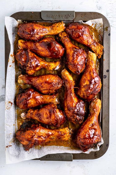 Baked Drumsticks Oven Bbq, Easy Baked Bbq Chicken Drumsticks, Bbq Drumstick Chicken Recipes, Bbq Chicken Drumstick Recipes Oven, Chicken Barbeque Recipes, Barbecue Drumsticks In Oven, Barbecue Chicken Legs In The Oven, Baked Bbq Chicken Legs In The Oven, Oven Bbq Chicken Drumsticks