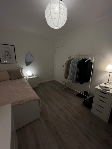 White Minimalist Room, Small Rugs In Bedroom, Rug Bedroom Ideas, White Minimalist Bedroom, Simple Room Decor, Bedroom At Night, Minimalistic Room, Minimal Room, Bedroom Ideas For Small Rooms Cozy