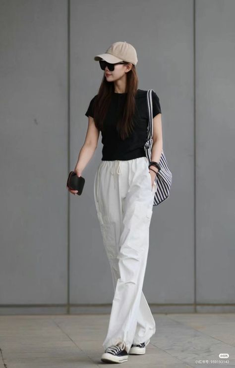 Airport Fits Women, Airport Fit Summer, Sporty Airport Outfit, Casual Korean Outfits Street Style, Casual Airport Outfit Summer, Japanese Outfits Casual, Tshirt Styling, Ootd Airport, Black Shirt Outfits