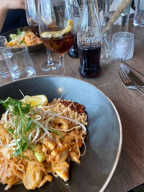 #aesthetic #restaurant #resturang #thai #padthai #noodles #nudlar #vänner #kompisar #friends #middag #dinner #food #mat Aesthetic Restaurant, Food Mat, Dinner Food, Pad Thai, Noodles, Restaurant