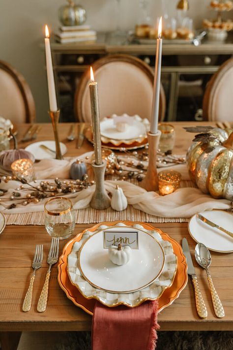 7 Rustic, Modern and Natural Thanksgiving Tablescapes Tablescape Holiday, Thanksgiving Decorations Table Setting, Thanksgiving Dinner Table Setting, Thanksgiving Dinner Table Decorations, Friendsgiving Ideas, Friendsgiving Dinner Party, Friendsgiving Decorations, Thanksgiving 2023, Modern Thanksgiving