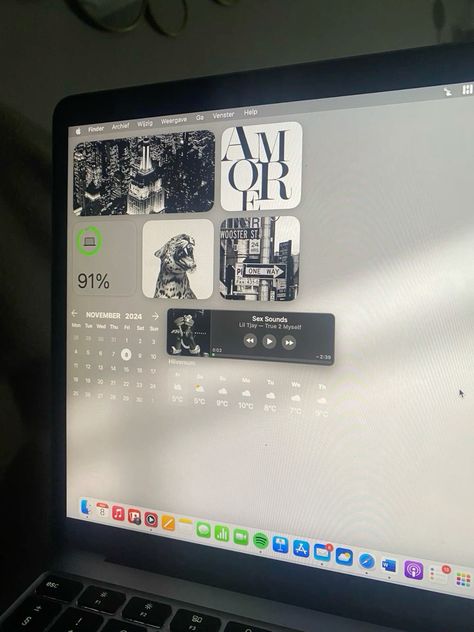 Macbook Air Layout, Mac Book Customization, Macbook Widgets Layout, Laptop Widget Layout, How To Make Macbook Aesthetic, Desktop Widget Ideas, Grey Laptop Wallpaper Aesthetic, Cute Black Wallpaper Laptop, Mac Book Air Wallpaper Backgrounds Hd