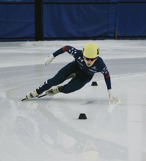 Speed Skating Aesthetic, Pose Library, Sports Aesthetics, Skating Aesthetic, Speed Skating, Speed Skates, Alice Book, Cool Poses, Sky Aesthetic