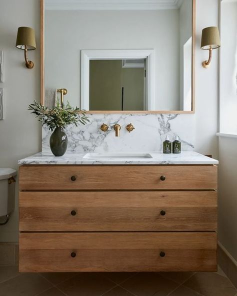 Artisans of Devizes on Instagram: "Natural wood and Arabescato Marble - is there a better combination? Fabricated to fit @heanlyharris' custom units to perfection, the bespoke details in this bathroom design have been meticulously considered. Bespoke Vanity top & Splashback in Arabescato Marble by @artisansofdevizes Photography by @snookphotograph" Brown Bathroom Vanity, Bathroom Splashback, Oak Vanity Unit, Oak Vanity, Bespoke Bathroom, Arabescato Marble, Custom Bathroom Vanity, Brown Bathroom, Marble Vanity