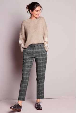 Grey Plaid Pants Outfit, Check Pants Outfit, Checked Trousers Outfit, Checkered Pants Outfit, Grey Pants Outfit, Plaid Pants Outfit, Outfit Informal, Checkered Trousers, Trendy Outfit Ideas