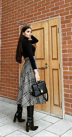 Classy Winter Skirt Outfits, Modest Outfits Office, Winter Work Skirt Outfit, Long Skirt And Boots Outfit Winter, Styling Dresses In Winter, Winter Fashion Skirts, Winter Feminine Outfits, Autumn Skirt Outfit, Fall Winter Dress