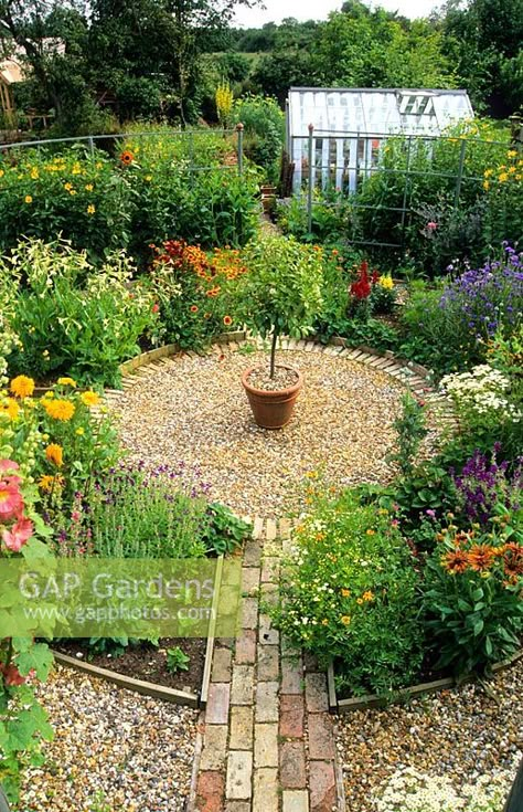 Circular ornamental flower garden Circular Gravel Garden, Walk In Flower Garden, Circular Cottage Garden, Circle Flower Garden Ideas, Circle Garden Design Landscaping, Circular Gravel Patio, Secret Vegetable Garden, Garden Circles Design, Gravelled Garden Ideas