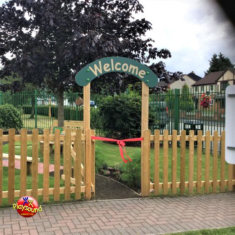 Preschool Front Entrance Ideas, Playground Fencing, Natural Fencing, Log Planters, Kids Garden Play Area, Daycare Playground, Outdoor Kindergarten, Kids Garden Play, Sensory Pathways