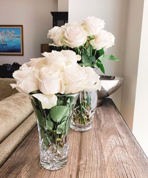 Crystal Vase Flower Arrangement, Crystal Vase Decor Ideas, Crystal Vase Decor, Waterford Crystal Vase, Hall Entrada, Crystal Vases, Vase With Flowers, Flower Vase Arrangements, Flowers Decoration