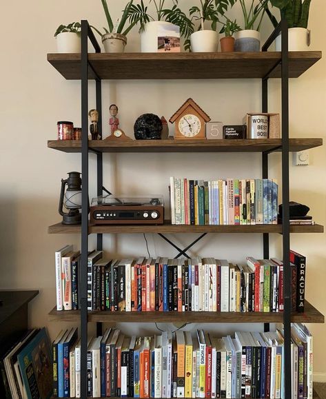 Apartment Bookshelves, Mens Bedroom Decor, Rustic Apartment, Shelf Decor Living Room, Bookshelves In Living Room, Styling Shelves, Apartment Bedroom Decor, Home Library Design, Bookshelf Design