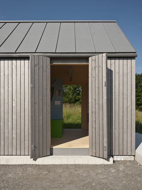 Small museum pavilion designed to resemble a rural shed by Von M New Roofing Ideas, Timber Facade, Kitchen Scullery, Hipped Roof, Small Museum, Wooden Pavilion, Zinc Roof, Standing Seam Roof, Farm Shed