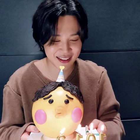 Jimin With Cake, Jimin Birthday Cake, Jimin Birthday, Bts 2018, Jimin Selca, Birthday Projects, Bts Quotes, Birthday Images, Mochi