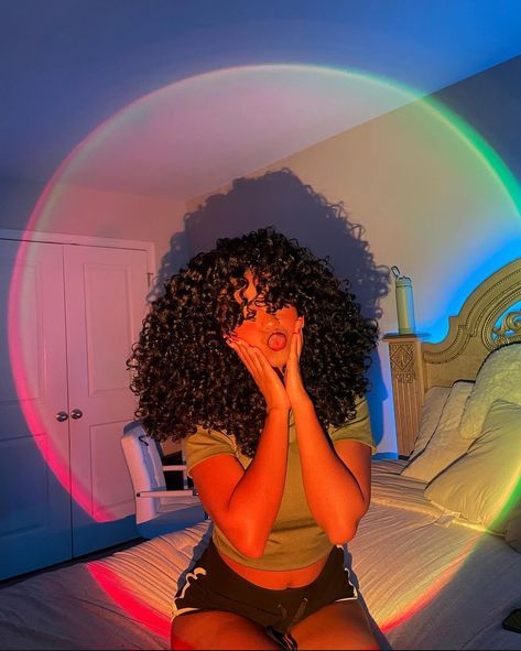 Curly Hair Black Women Natural, Beautiful Black Women With Curly Hair, Curly Hair Poses Photo Ideas, Curly Hair Wallpaper, Ugly Hairstyles, Afro Photography, Flat Iron Hairstyles, Selfie Curly Hair, Art Reference Photos Faces