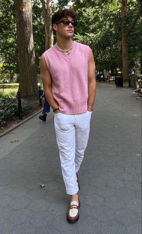 Men Barbie Outfit, Aesthetic Streetwear Men, Pink Top White Pants, Malibu Outfit, Pink Streetwear, Sweater Vest Outfit, Noah Beck, Paris Mens Fashion, Pink Clothes