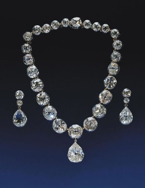 The Coronation Necklace 25 diamonds 11.25 carats Each pendant the 26th diamond 22.48 carats! Queen Elizabeth II Diamond Jubilee 2012 Coronation Diamond Necklace and Earrings - originally created for Queen Victoria, they have also been worn by Queen Alexandra, Queen Mary, The Queen Mother, and Queen Elizabeth II at their coronations Crowns Royal, British Crown Jewels, Royal Crown Jewels, Royal Jewellery, Royal Crowns, Royal Tiaras, Afrikaanse Mode, The Crown Jewels, Crowns And Tiaras