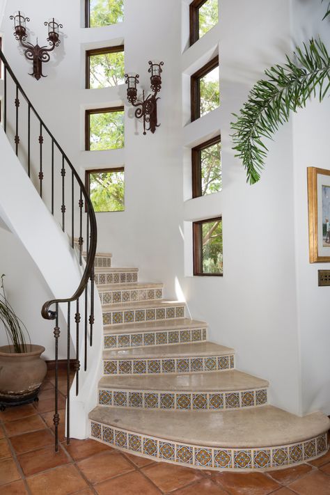 Spanish Staircase Ideas, Stairs Spanish Style, Spanish Home Staircase, Spanish Stairs Interior, Medaterain House Interior, Spanish Luxury Interior, Spanish Modern Staircase, Mediterranean Spanish Decor, Spanish Villa Home Decor