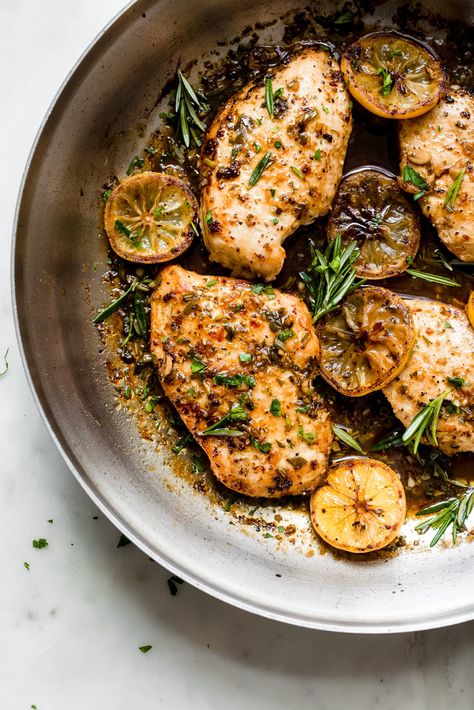 Easy Lemon Rosemary Chicken Recipe - The Little Spice Jar | Kitchn Rosemary Chicken Recipe, Shake Recipes Healthy, Lemon Rosemary Chicken, Tandoori Masala, Diner Recept, Rosemary Chicken, Cheesecake Cupcakes, Grilled Asparagus, Spice Jar