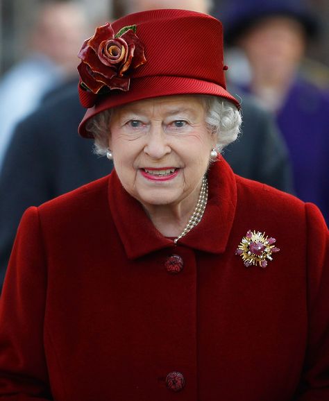 Queen Elizabeth 2, Queen Hat, Elizabeth 2, Queen E, Royal Hats, Reine Elizabeth Ii, Reine Elizabeth, Elisabeth Ii, Prince Phillip