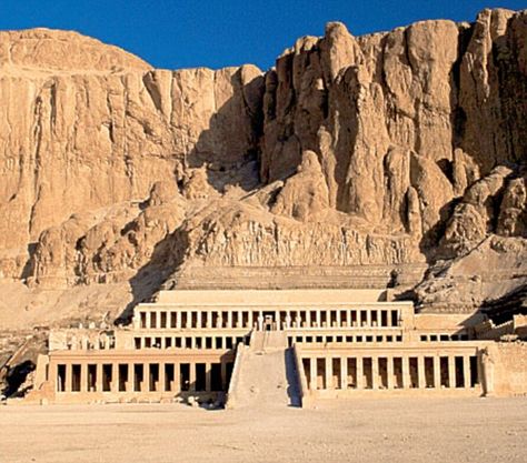 Temple Of Queen Hatshepsut, Female Pharaoh, Ancient Egypt Architecture, Hatshepsut Temple, Queen Hatshepsut, Ancient Egyptian Architecture, Egyptian Architecture, Starověký Egypt, Architectural Sculpture