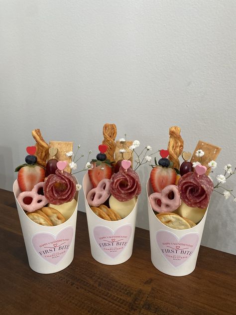 Charcuterie Cups Fruit, Pink Charcuterie Cups, Breakfast Charcuterie Cups Ideas, Charcuterie Cups Valentines, Personal Charcuterie Cups, Barbie Charcuterie Board, Charcuterie Party Cups, Mini Charcuterie Cups, Charcuterie Cups Ideas