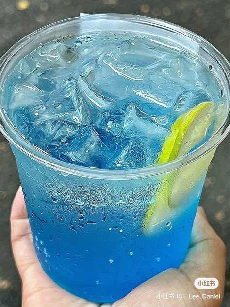 Blue Drinks Aesthetic, Blue Lemonade, Fresh Drink, Blue Drink, Cute Quick Hairstyles, Blue Drinks, Candy Drinks, Lemon Drink, Lemonade Drinks