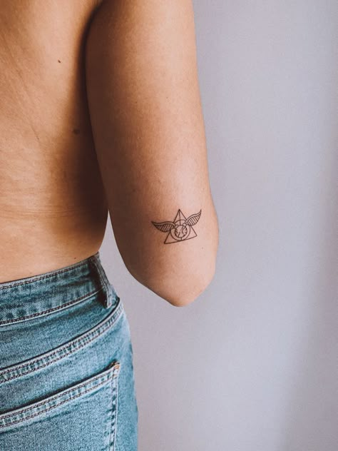 Snitch Harry Potter Tattoo, Harry Potter Tattoos Simple, Snitch Tattoo Harry Potter, Little Harry Potter Tattoos, Harry Potter Snitch Tattoo, Harry Potter Small Tattoo, Small Harry Potter Tattoo Ideas, Unique Harry Potter Tattoo, Tatuajes Harry Potter