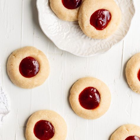 Torticas de Guayaba (Guava Jam Thumbprint Cookies) - A Sassy Spoon Guava Muffins Recipe, Guava Cookies Recipes, Guava Cookies, Guava Shortbread Cookies, Guava Pastries, Guava Jam, Guava Recipes, Raspberry Thumbprint Cookies, Chocolate Thumbprint Cookies