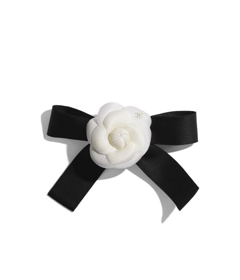 CHANEL Hair Clip Silk, Cotton & Mixed Fibers. Ivory & Black - AA7026B03780N8340 - Headwear Chanel Hair Clip, Chanel Flower, Headwear Fashion, Black Hair Clips, Moda Chanel, Desain Editorial, Mode Chanel, Chanel Store, Chanel Official