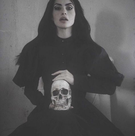 Segovia Amil, Wow Photo, Yennefer Of Vengerberg, Isabelle Lightwood, Southern Gothic, Halloween Photoshoot, Gothic Aesthetic, Dark Gothic, Witch Aesthetic