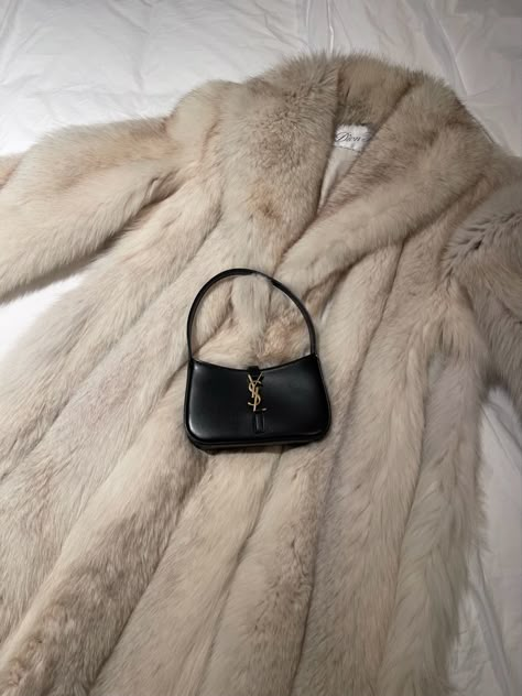 Faux Fur Coat Aesthetic, Vinter Mode Outfits, Brunette Aesthetic, Nyc Girl, Vintage Ysl, Iconic Fashion, Vintage Fur, Winter Fits, Winter Aesthetic