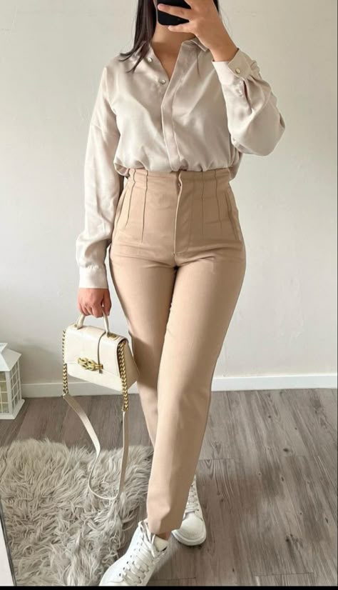 Ootd Pantalon Beige, Zara Cream Trousers, Beige Trousers Outfit, Trousers Women Outfit, Semi Formal Outfits, Fashionable Work Outfit, Mode Zara, Zara Outfit, Beige Pants