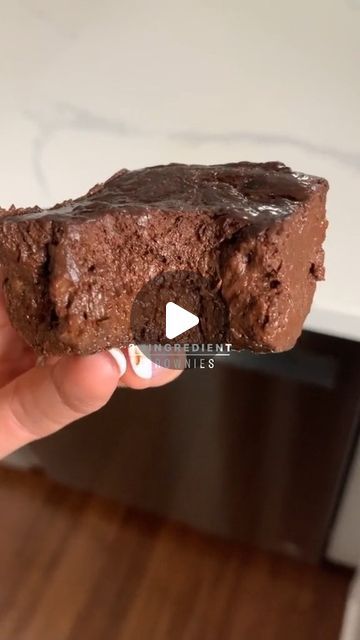 17K views · 1.3K likes | ROX on Instagram: "Posh Paleo Brownies by lilsipper_official(go follow)❤️❤️❤️ Recipe : 3 bananas + 1/2 cup ccacau powder. Bake for 30 minutes allow to cool in fridge 2 hrs COMPLETELY before slicing (dont skip this step!) #brownies #veganbrownies #paleonrownies" Paleo Brownies, Banana Brownies, Baking Secrets, Family Desserts, Easy Peasy Recipes, Cozy Morning, Baked Oatmeal, Dairy Milk, Low Carb Desserts