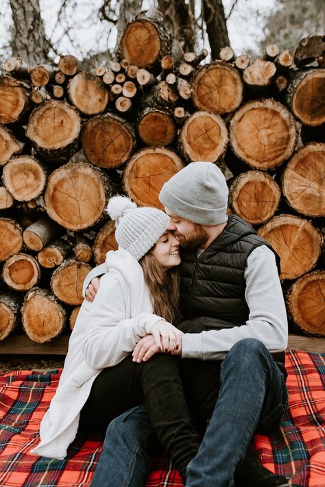 Indoor Winter Couple Photoshoot, Winter Holiday Photoshoot, Winter Mini Photoshoot, Couples Outdoor Christmas Photos, Couples Photoshoot Christmas Card, Unique Christmas Mini Session Ideas, Hot Cocoa Couple Photoshoot, Winter Mini Session Ideas Outdoor, Christmas Outside Photoshoot