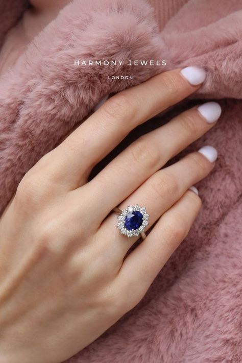 Oval Engagement Ring Sapphire, Shiny Engagement Rings, Saphire Jewelry, Temple Jewellery Earrings, Ruby Wedding Rings, Expensive Stones, Dream Wedding Ring, Blue Sapphire Engagement Ring, Diamond Sapphire Engagement Ring