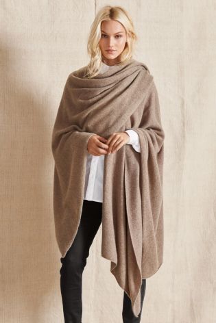 Still tired? Cold? This Oatmeal Cashmere Wrap is the perfect comfort blanket for those day when you're really NOT feeling it Sg Style, Latest Winter Fashion, Closet Clothes, Play Clothes, Gift Ideas For Women, Cashmere Accessories, Wrap Dresses, Cashmere Wrap, How To Wear Scarves