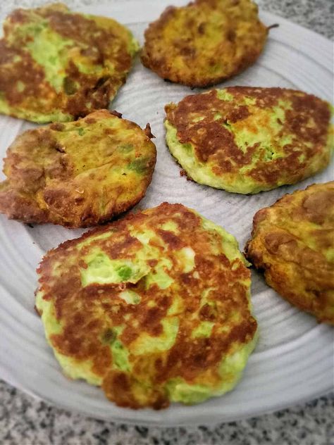 3-Ingredient Avocado Fritters Avocado Fritters, Corn Fritters Recipe Air Fryer, Fried Avocado Air Fryer, Egg In Avocado Air Fryer, Healthy Corn Fritters Recipe, Pork Cooking Temperature, Avocado Bread, Bread Substitute, Cheesy Zucchini