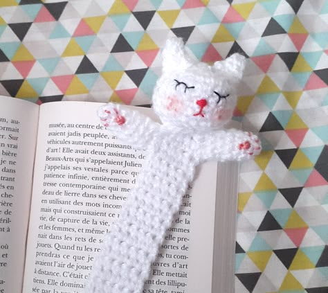 tuto marque-page crochet Marque Page Crochet, Marque-pages Au Crochet, Cat Bookmark, Crochet Bookmark Pattern, Confection Au Crochet, Crochet Bookmarks, Book Markers, Crochet Diy, Crochet Motifs