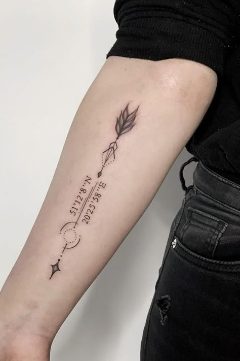 Tattoo Art Ideas, Mens Arrow Tattoo, Arrow Tattoos For Women, Geometric Arrow Tattoo, Small Arrow Tattoos, Coordinates Tattoo, Arrow Tattoo Design, Simple Tattoos For Guys, Wrist Tattoos For Guys