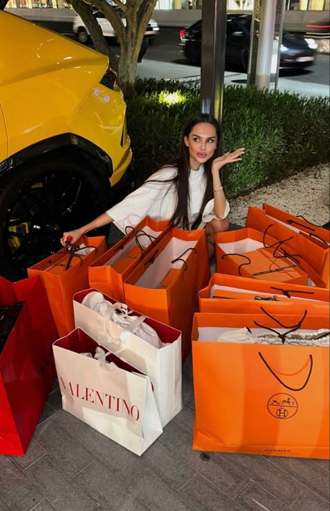 Shopping Rich Aesthetic, Shopping Designer Aesthetic, Rich Life Aesthetic Women, Designer Lifestyle Aesthetic, Designer Shopping Aesthetic, Euros Aesthetic, Sport Bag Aesthetic, Wealthy Girl Aesthetic, Rich Girl Shopping