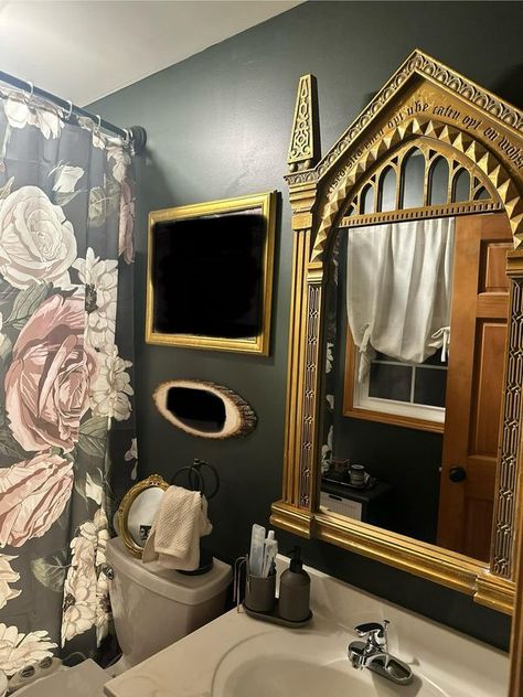 Harry Potter Prefects Bathroom, Harry Potter Inspired Kitchen, Harry Potter Toilet, Harry Potter Bathroom Ideas, Subtle Harry Potter Home Decor, Harry Potter Bathroom Decor, Harry Potter Aesthetic Room Decor, Harry Potter Themed House, Hogwarts Bathroom