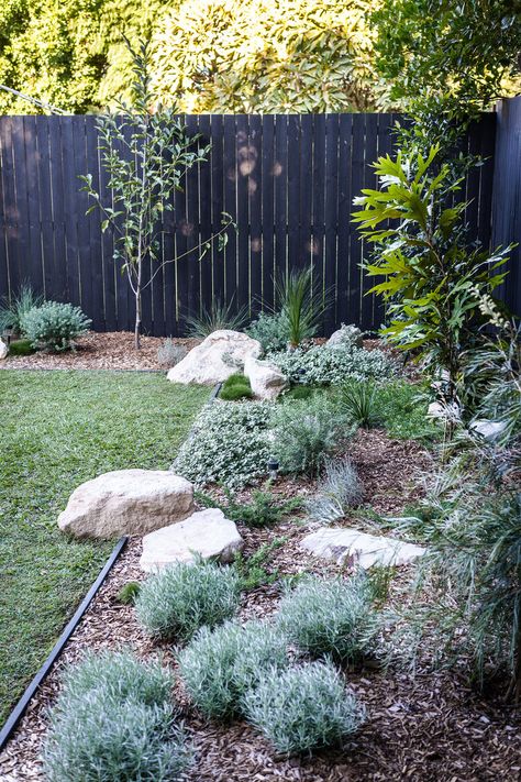 Backyard Native Garden, Simple Australian Garden, Australian Landscaping Ideas, Aussie Backyard Ideas, Backyard Boulder Landscaping, Australian Native Backyard Garden Design, Fakahatchee Grass Landscaping, Australia Front Yard Landscaping, New Jersey Landscaping Ideas