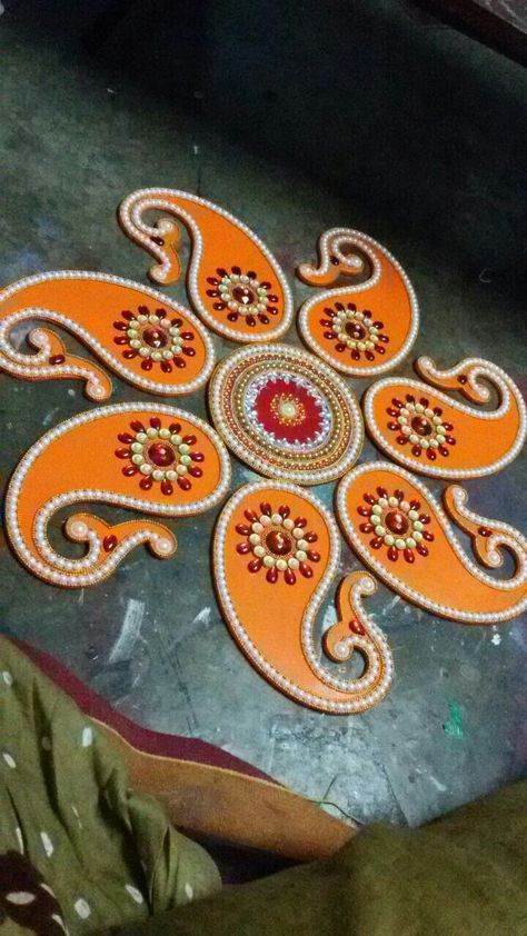 Wooden Rangoli Designs, Easy Rangoli Designs Videos, Acrylic Rangoli, Diy Diwali Decorations, Diwali Craft, Diwali Diy, Gift Box Design, Easy Rangoli Designs, T Lights