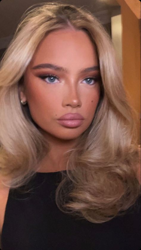 Formal Makeup Blue Eyes Blonde Hair, Makeup Looks Snatched, Eye Makeup Blonde Hair Blue Eyes, Glowy Makeup Blonde Hair Blue Eyes, Natural Snatched Makeup, Natural Glowy Glam Makeup, Prom Makeup For Blondes, Makeup Look For Blondes, Smokey Eye Makeup Blonde Hair