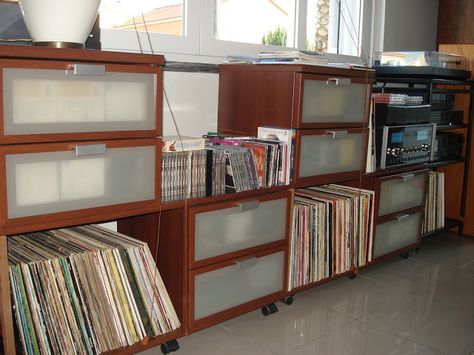 IKEA Hackers: Vinyl Records and CDs sideboard Ikea Vinyl Storage, Ikea Hopen, Modern Music Room, Record Album Storage, Ikea Sideboard, Album Storage, Vinyl Record Collection, Ikea Hackers, Mens Bedroom