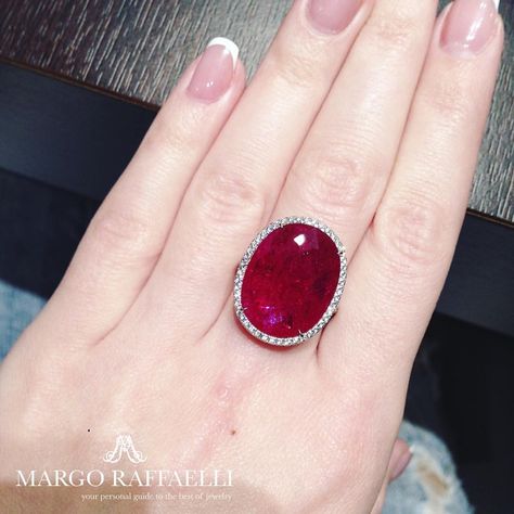 Stone Ring Design, Ruby And Diamond Ring, Modern Gold Jewelry, Buying An Engagement Ring, Gold Rings Fashion, Gold Ring Designs, Gold Jewellery Design Necklaces, Ruby Jewelry, Gold Necklace Designs